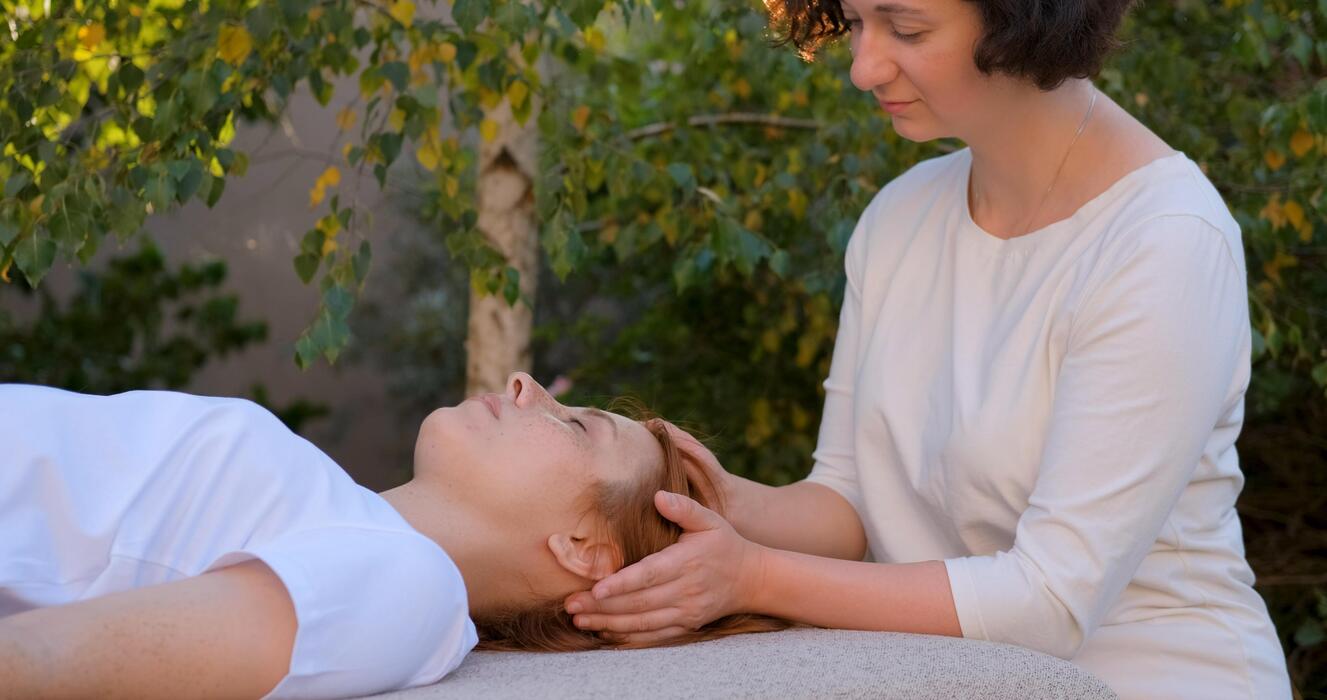 woman-do-traditional-chinese-massage-outdoors-in-summer-garden-free-photo (1)